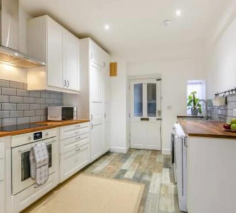 Kitchen or kitchenette, dishwasher, oven, pet friendly, toaster