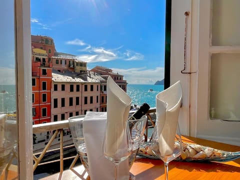 Day, Natural landscape, View (from property/room), Food and drinks, Dining area, City view, Sea view