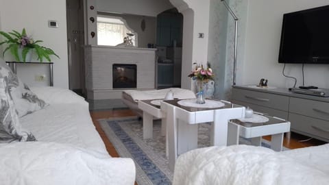 Communal lounge/ TV room, TV and multimedia, Seating area, Evening entertainment