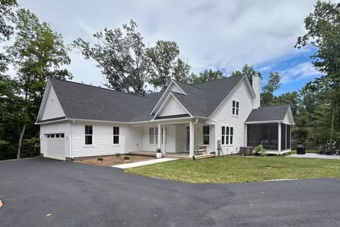 Lake House Escape House in Lake Anna