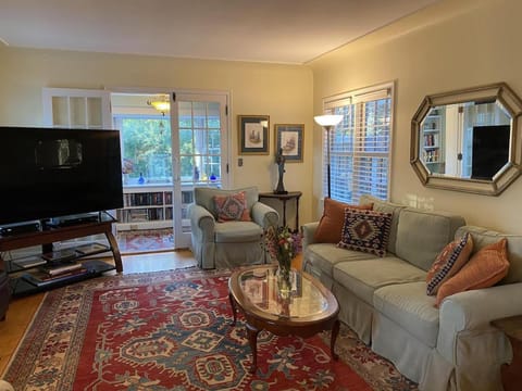 Communal lounge/ TV room, TV and multimedia, Living room, Seating area, Evening entertainment