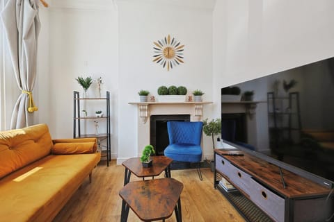 Communal lounge/ TV room, TV and multimedia, Living room, Seating area, Evening entertainment