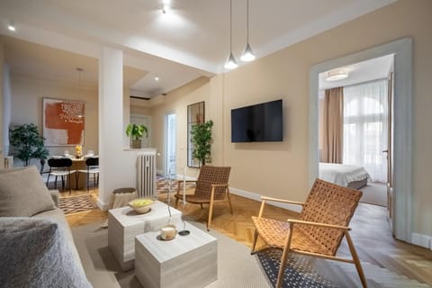 TV and multimedia, Living room, Seating area, Dining area, air conditioner