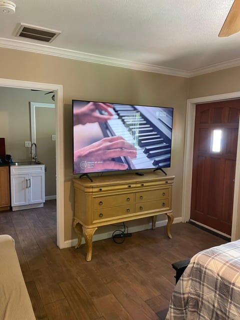 Bed, TV and multimedia, Photo of the whole room, Seating area, Bedroom