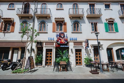 Restaurant/places to eat, Balcony/Terrace, Lounge or bar