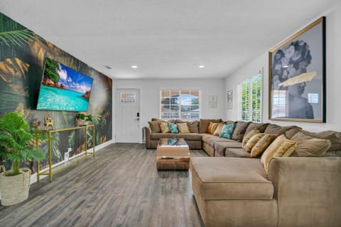 La Pergola Villa 7 BR PoolHot Tub Location Villa in Miami