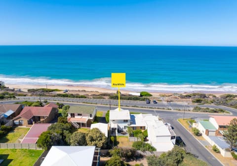 Bird's eye view, Location