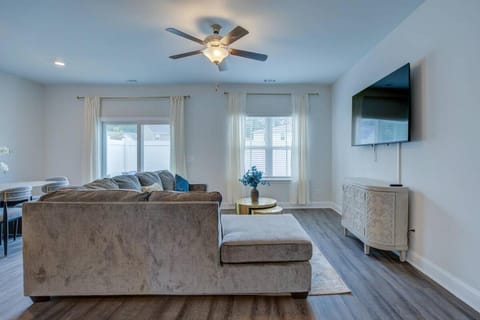 A Modern Oasis Near Savannah Apartment in Pooler