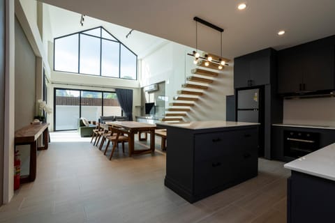 Restaurant/places to eat, kitchen