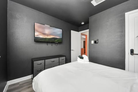 Bed, TV and multimedia, Photo of the whole room, Bedroom, towels