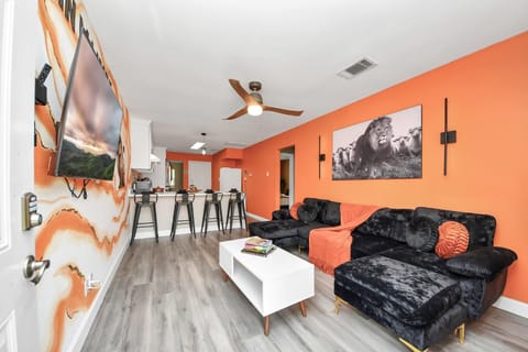 Communal lounge/ TV room, TV and multimedia, Living room, Decorative detail, Seating area, Dining area, Evening entertainment, microwave