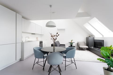 Communal lounge/ TV room, Kitchen or kitchenette, Living room, Seating area, Dining area