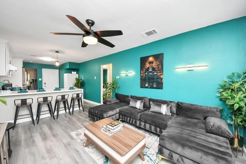 TV and multimedia, Kitchen or kitchenette, Living room, Decorative detail, Seating area, Dining area, microwave