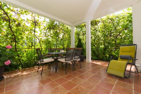 Balcony/Terrace, Food and drinks, Animals, Garden view