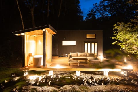 Property building, Night, Natural landscape, Garden, Garden, Hot Tub, Seating area, Garden view, Open Air Bath, Open Air Bath, Open Air Bath