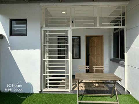 Property building, Patio, Balcony/Terrace