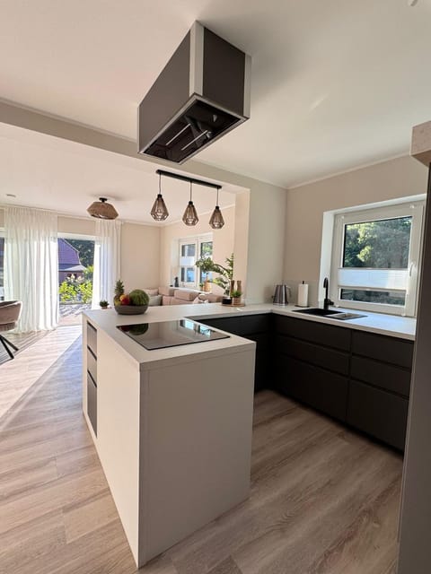 Kitchen or kitchenette, Seating area, oven