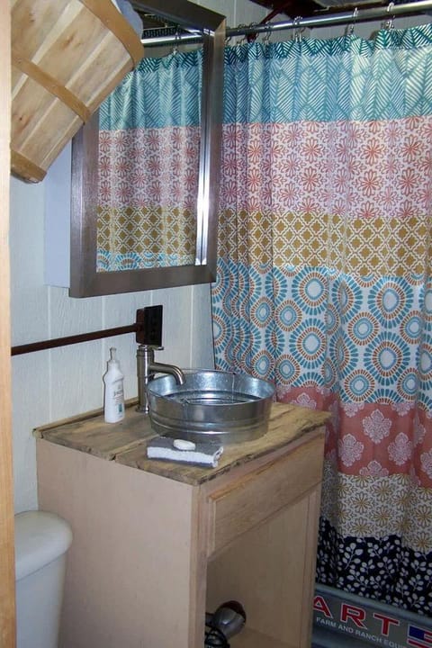 Cozy Tiny House in Tennessee Forest with Loft Beds & Country Breakfast House in Old Hickory Lake