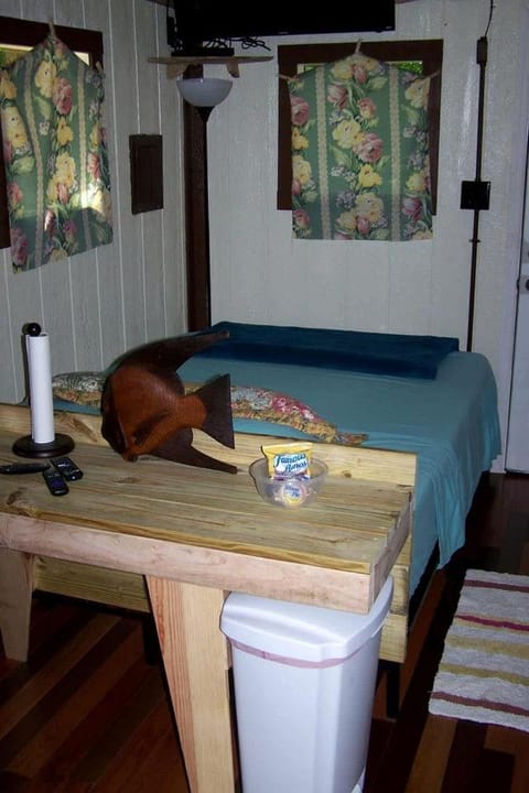 Cozy Tiny House in Tennessee Forest with Loft Beds & Country Breakfast House in Old Hickory Lake