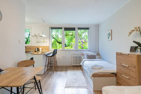 Bed, Photo of the whole room, Seating area, Dining area, Bedroom