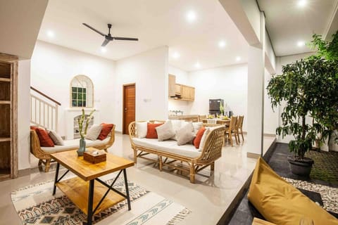 Kitchen or kitchenette, Living room, Seating area