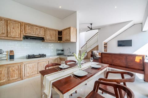 TV and multimedia, Kitchen or kitchenette, Dining area, stove