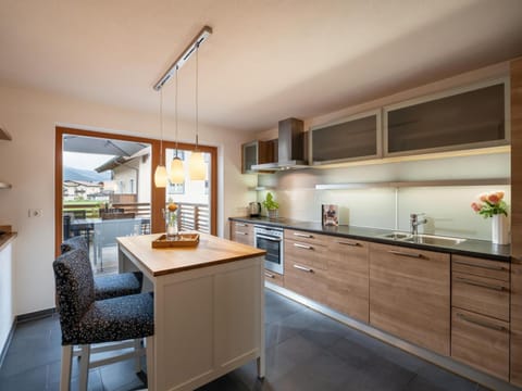 Kitchen or kitchenette, Seating area