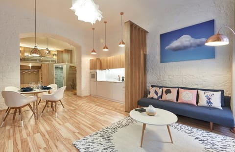 Kitchen or kitchenette, Living room, Seating area, Dining area