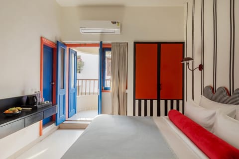 Bed, Coffee/tea facilities, Balcony/Terrace, Photo of the whole room, Bedroom, wardrobe, air conditioner