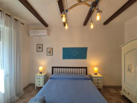 Bed, Photo of the whole room, Bedroom, air conditioner