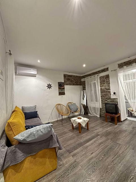 Living room, Seating area, air conditioner