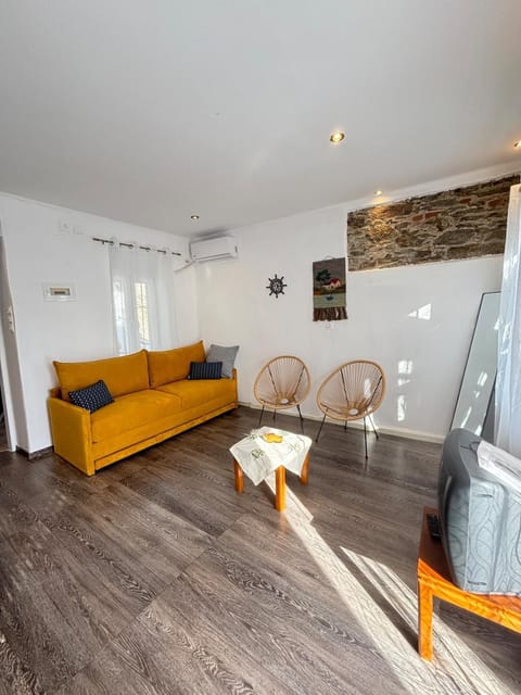 Living room, Seating area, air conditioner