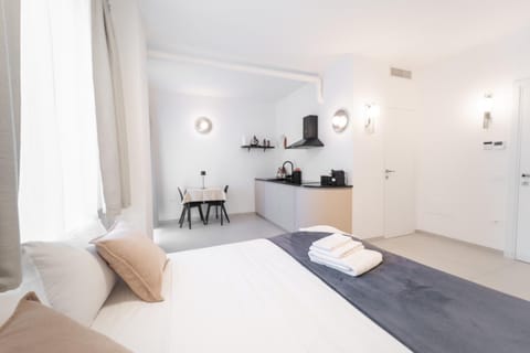 Bed, Kitchen or kitchenette, Photo of the whole room, Dining area, Bedroom