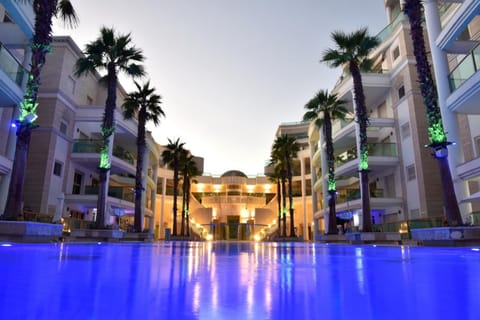 Property building, Pool view, Swimming pool, Swimming pool, sunbed