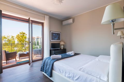 Bed, TV and multimedia, View (from property/room), Balcony/Terrace, Bedroom, air conditioner