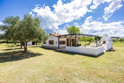 Property building, Day, Natural landscape, Garden, Garden view