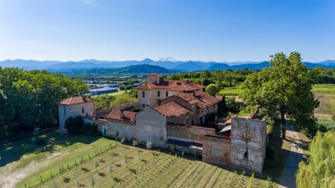 Property building, Natural landscape, Bird's eye view, Garden, Mountain view