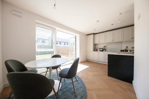 Modern 2 bed house in Hollystown with free parking House in County Dublin