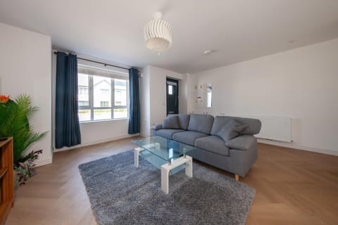 Modern 2 bed house in Hollystown with free parking House in County Dublin