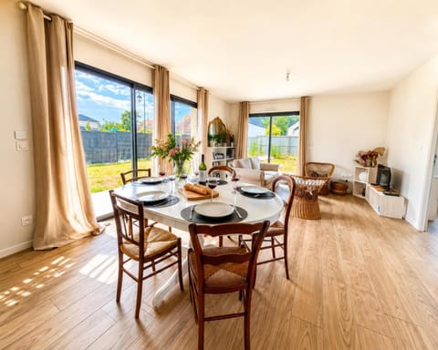 Seating area, Dining area