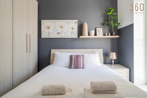 Photo of the whole room, Bedroom, towels