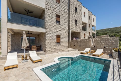Property building, Pool view, Swimming pool, Swimming pool, sunbed