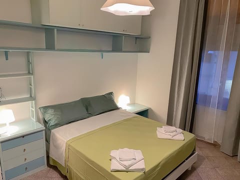 Bed, Bedroom, towels, wardrobe