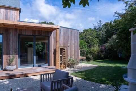 Property building, Patio, Spring, Day, Garden, Garden view