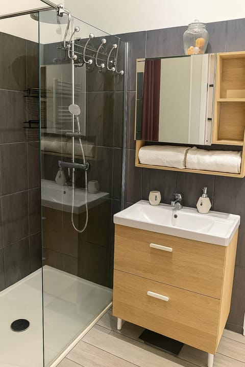 Shower, Bathroom, towels