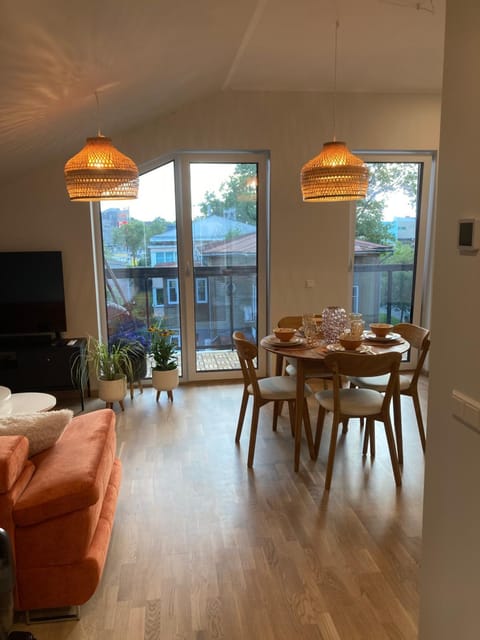 TV and multimedia, Living room, Seating area, Dining area