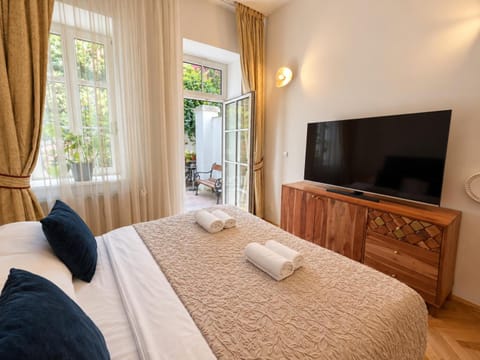 Bed, TV and multimedia, Photo of the whole room, Bedroom, towels