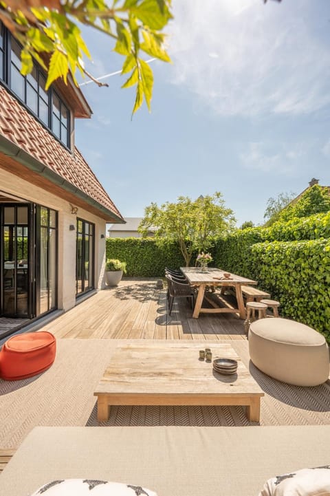 Property building, Patio, Spring, Day, Garden, View (from property/room), Balcony/Terrace, Living room, Seating area, Dining area, Garden view