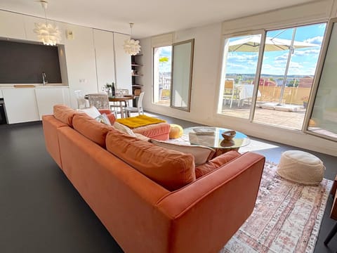 Natural landscape, Kitchen or kitchenette, Living room, Seating area, Dining area