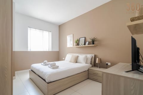 Bed, TV and multimedia, Photo of the whole room, Bedroom, towels